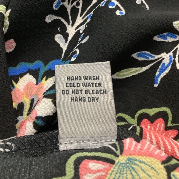 Cold shoulder, short sleeve dress. Size small - Picture 6 of 7